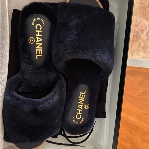 ‼️ SOLD ‼️ New - Fur Lambskin CC Mules Sandals - Picture 2 of 12